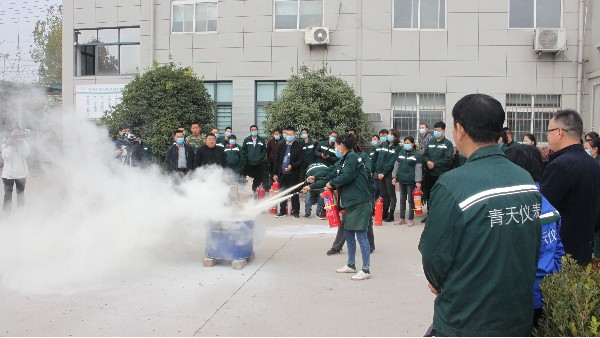 青天儀表加強(qiáng)安全意識，全體員工進(jìn)行消防演練